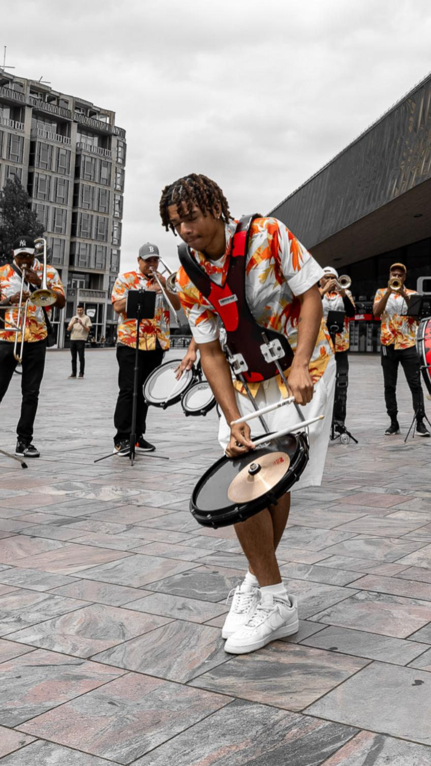 Five Star Brassband drummer bij Rotterdam Centraal